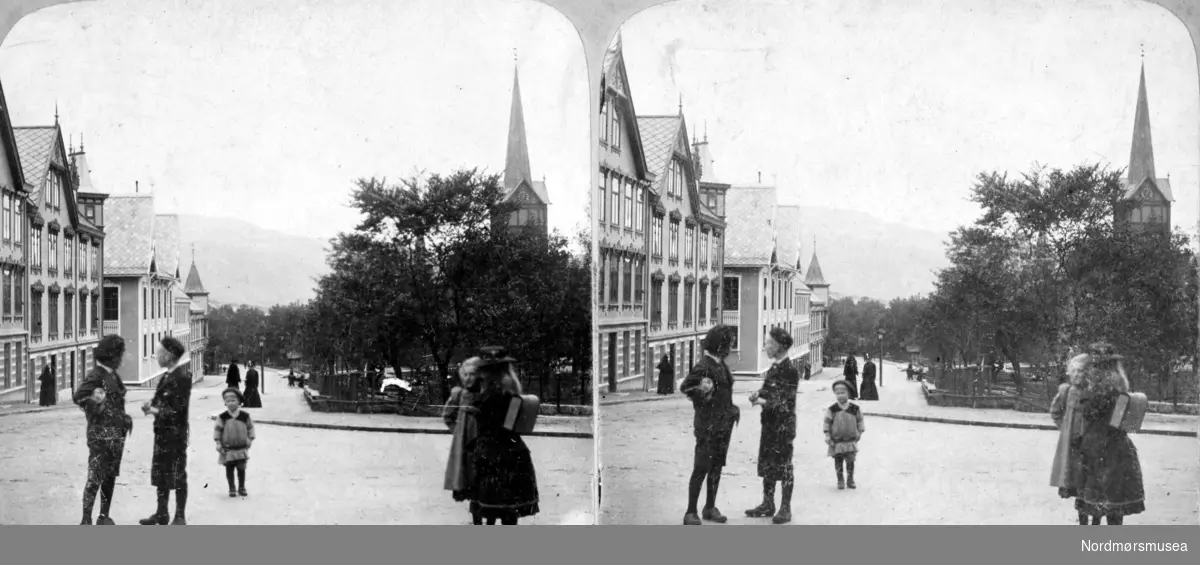 Skolebarn med ransel foran kirka i Langveien. Frå Nordmøre Museum si fotosamling