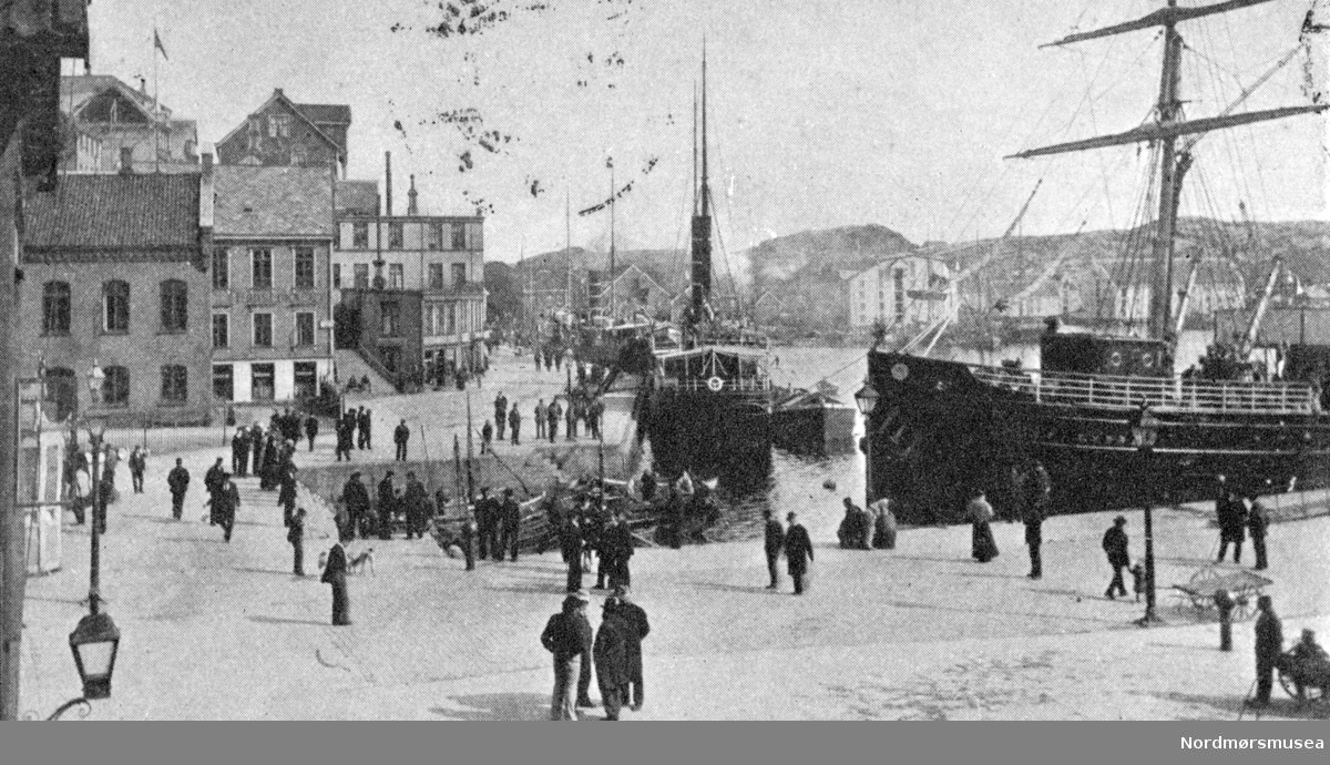 En liten billedserie fra Kristiansund og Nordmøre utgitt av firmaet Aass & Knudtsen i begynnelsen av 1900 årene.
Parti fra hamnen.  Kirkealmenningen og Vågekaia.
 
(Frå Nordmøre Museum si fotosamling)