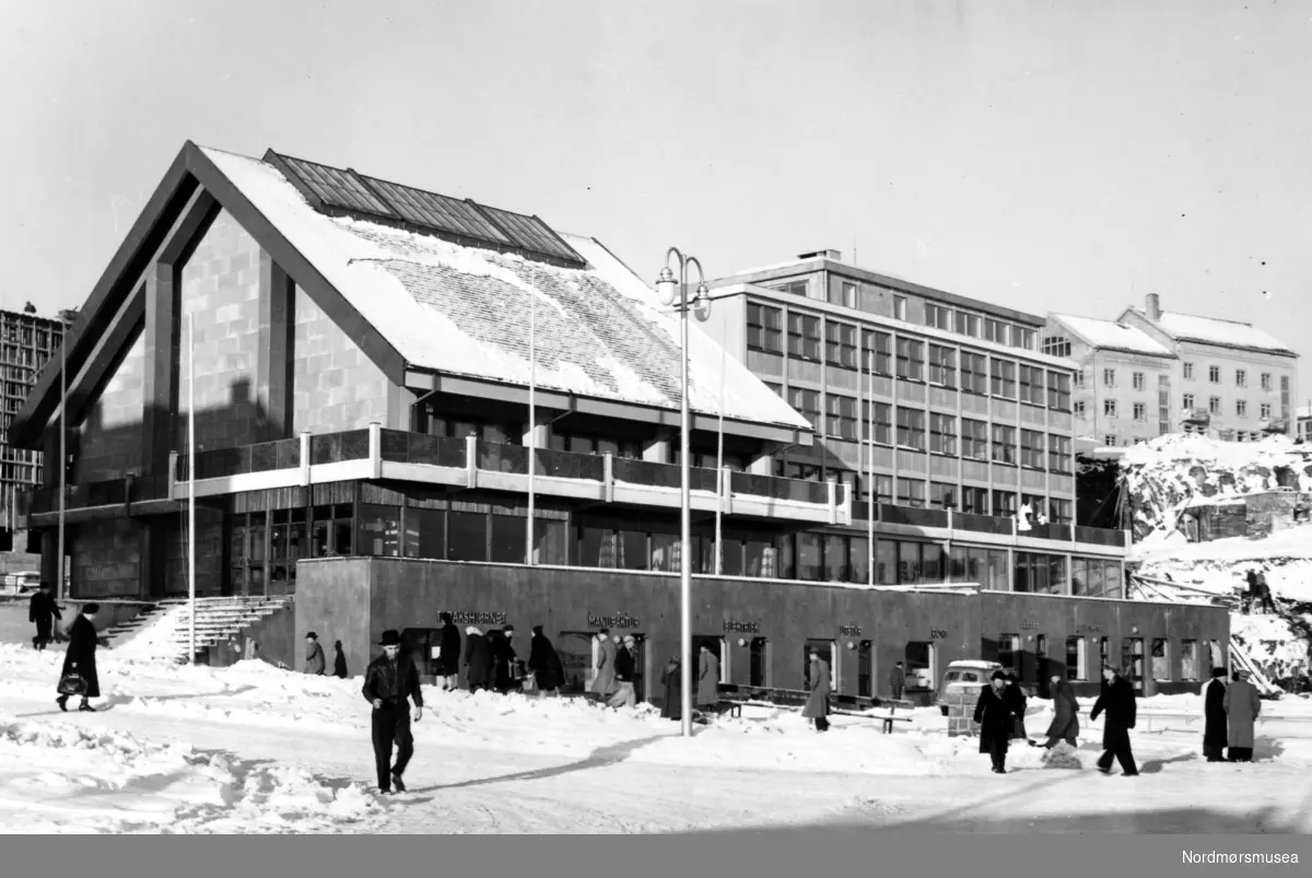 Rådhuset på Kirkelandet i Kristiansund. Eksteriørbilde, med fasade sett fra sør-øst. Rådhuset ble ferdig oppført i 1953, og arkitektene bak bygget var Molle og Per Cappelen, som vant konkuransen om oppføringen av rådhuset i 1947, med omkamp i 1948. Bygget er reist på armert betong i to volumer: En kontorfløy og en bystyresal, med det hele på en sokkeletasje. Rådhuset ble innviet 31. januar 1953, som er fotografens dato for dette bildet. Fra Nordmøre Museums fotosamlinger. 