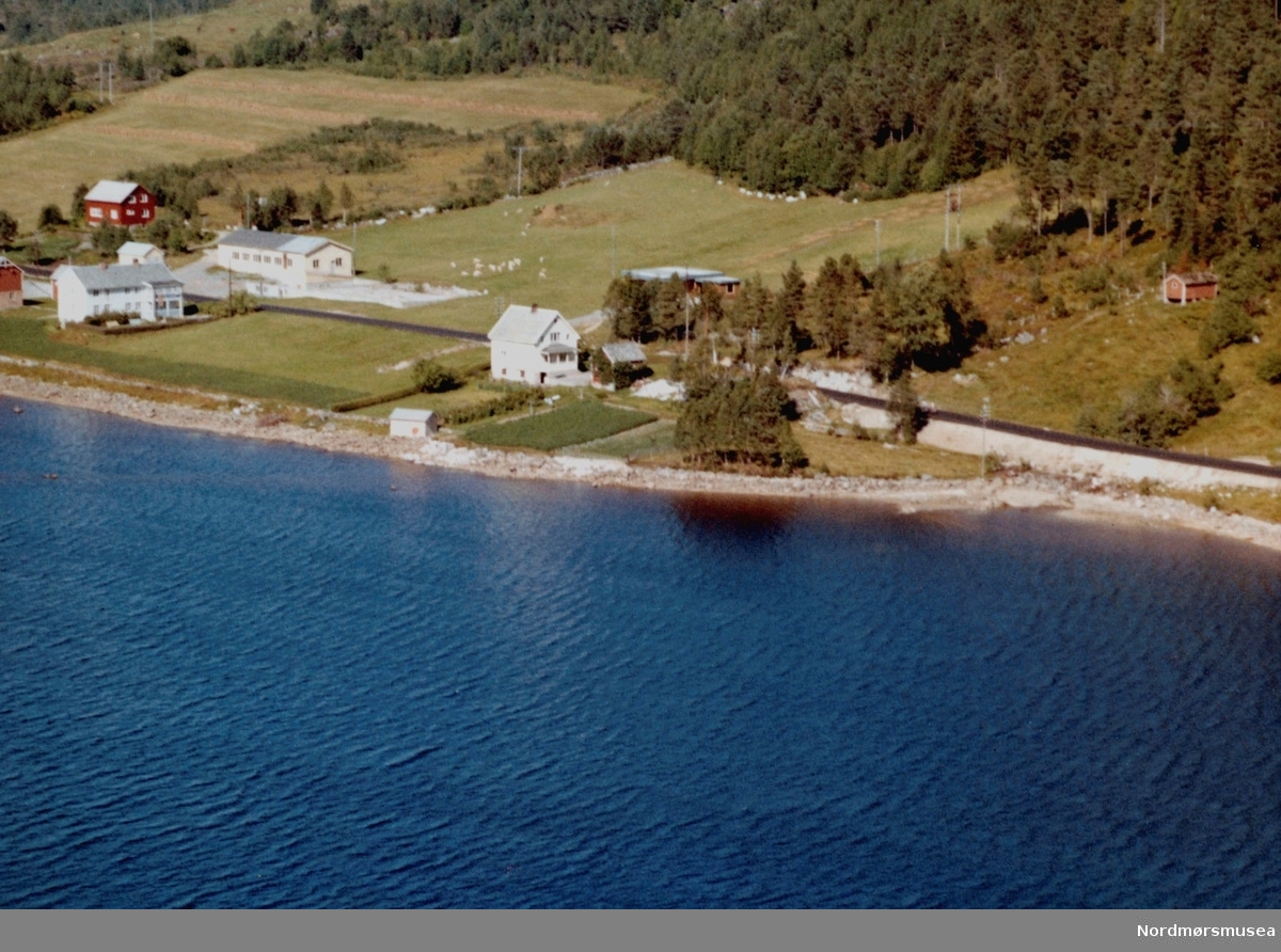 Flyfoto fra Tingvoll. Fabrikken vi ser til venstre er nå flyttet til Resset. Bildet er datert 30. juli 1963, og fotograf er Widerøe's Flyveselskap a/s. Fra Nordmøre Museums fotosamlinger
