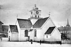 Foto av et lite barn i barnevogn. Trolig i familie med de vi