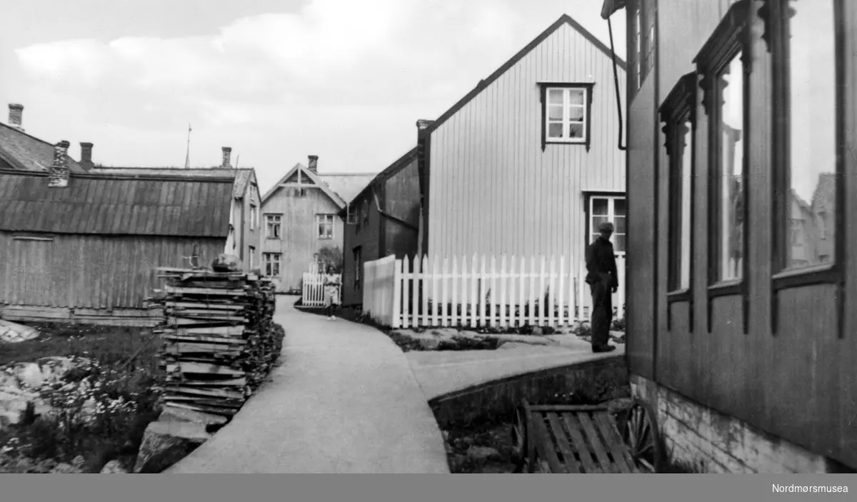 Bilde fra Grip i Kristiansund, her med fylkets første betongvei, etter Statens vegvesen. Se også KMb-1987-005.3264. Fra Nordmøre Museum sin fotosamling