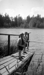 Foto av to barn ute på fisketur. Muligens barnebarn av Georg