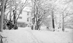 Solbakken i vinterdrakt, Eidsvåg, i Nesset kommune, Romsdal
