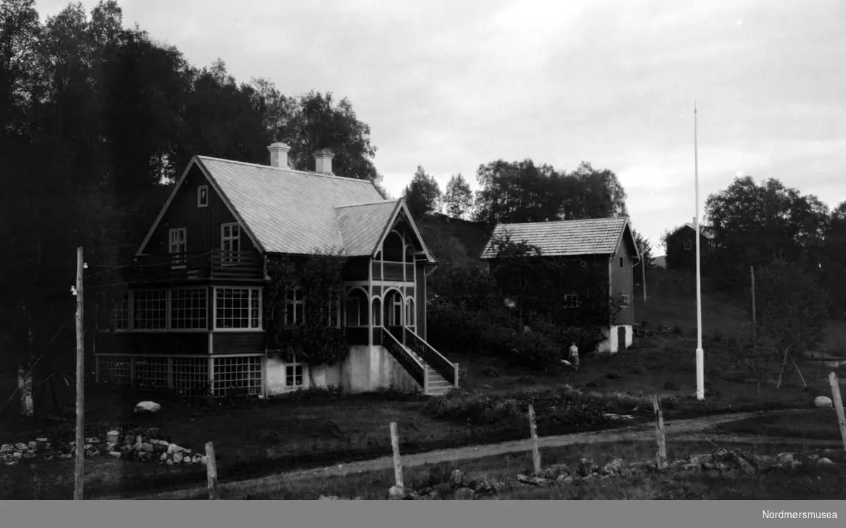 En flott villa. Sted og datering er usikkert, men trolig i Møre og Romsdal omkring 1920 til 1939. Se også reg. nr. KMb-1987-005.1929. Fra Nordmøre museums fotosamlinger.



