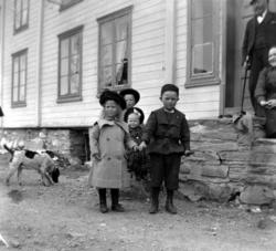 Huset i bakgrunnen er Sverdrups Hotell i Eidsvågen.
 På trap