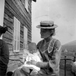 Se kirka bak til h. Mangler informasjon. Fra Nordmøre Museum