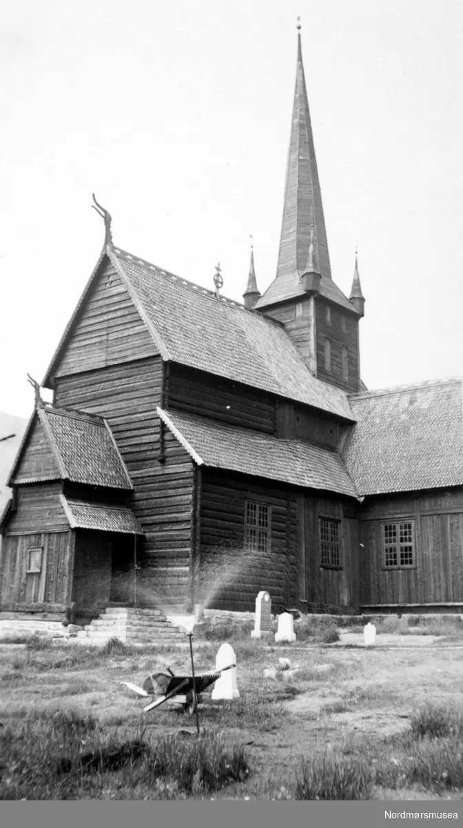Fra Nordmøre Museum sin fotosamling. Lom stavkirke, reist før år 1200. (Informant: Arnfinn Herkedal.)



