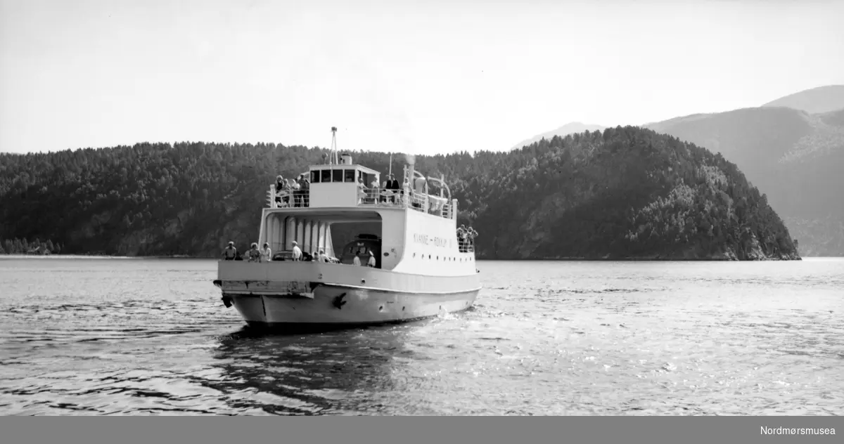 Foto av bilferga ";Kvanne-Røkkum 3"; som traffikerer strekningen Kvanne - Røkkum, i henholdsvis Surnadal og Sunndal kommune. I rute fra 1950. Bygd på Søviknes skipsbyggeri på Sunnmøre, 85 fot lang, 26 fot bred. 14 biler, 130 passasjerer. Tegnet av Olaus Quande, trebåt med overbygg i stål. I 1962 kjøpt av MRF og omdøpt til Svorka. I bruk her til 1964. Foto er trolig av Georg Sverdrup,
 Fra Nordmøre Museums fotosamlinger.
