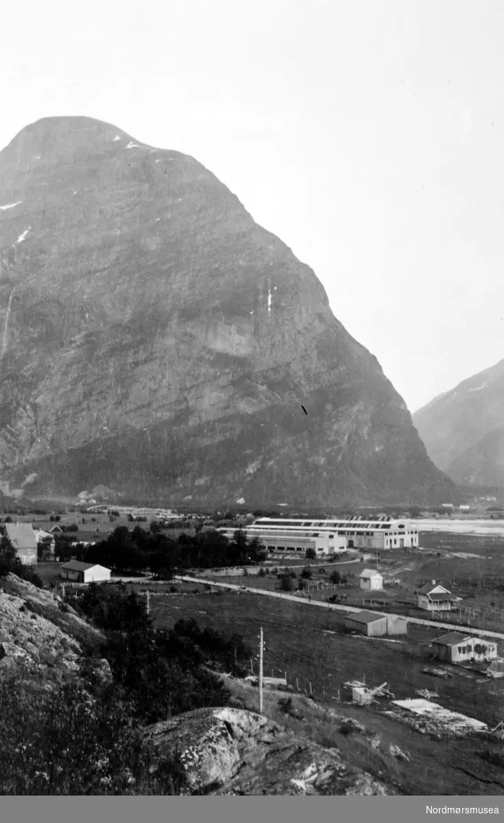Sunndal verk nær foten av det svært så ruvende fjellet i bakgrunnen. Fotograf er trolig Georg Sverdrup, og datering er sannsynligvis fra perioden 1930 til 1939. Fra Nordmøre Museums fotosamlinger.
