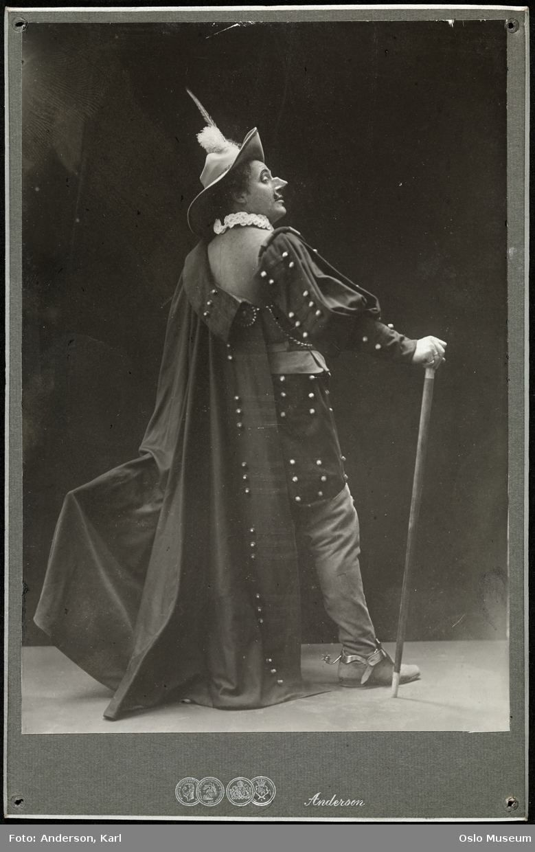 portrett, mann, skuespiller, rollebilde,tittelrollen i "Cyrano de Bergerac" på Nationaltheatret, stående helfigur, kostyme