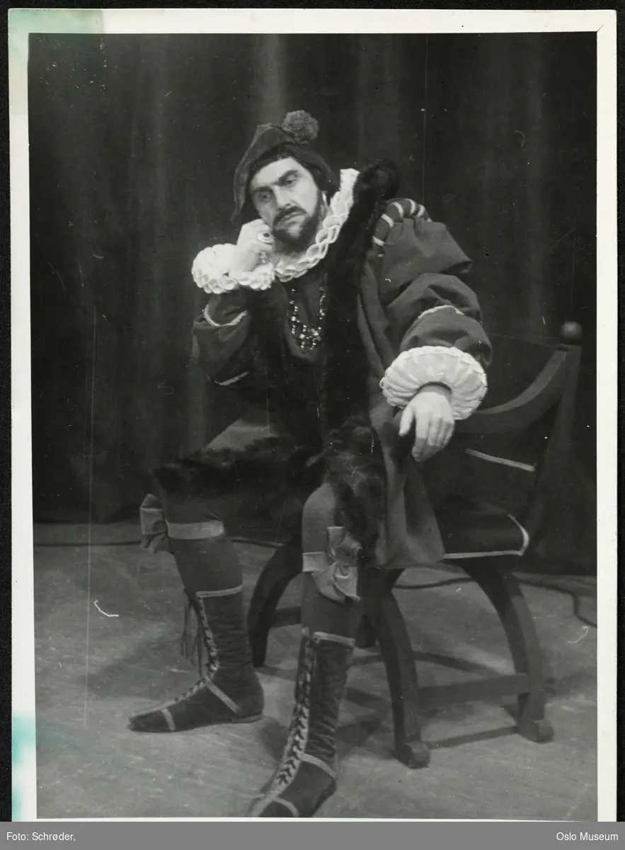 portrett, mann, skuespiller, rollebilde, Kongen i "Hamlet" på Trøndelag Teater, sittende helfigur, kostyme