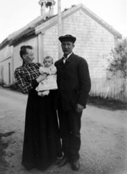 En ektepar med et lite barn, bildet er trolig tatt i Eidsvåg