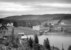 Foto fra et fabrikkanlegg nede ved fjorden. Trolig en plass 