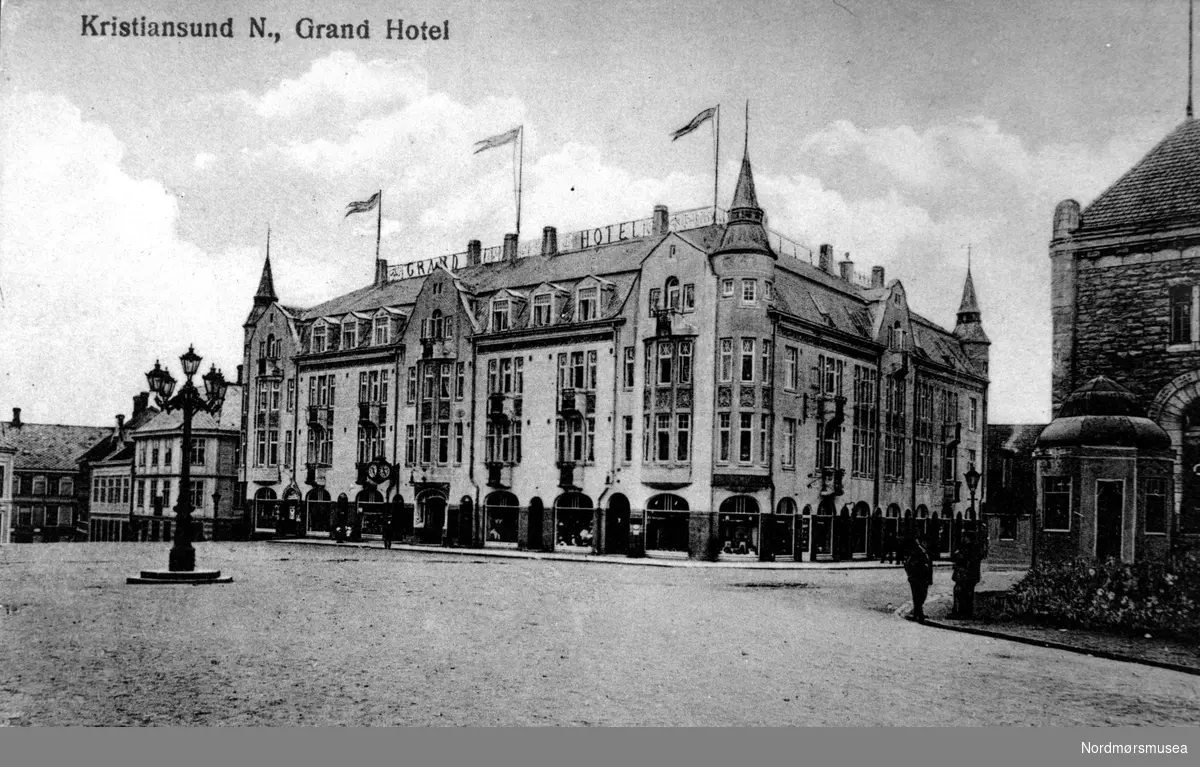 Grand Hotel på Torvet, Kristiansund, 1920-30. sikkert dublett. Fra Nordmøre Museum sin fotosamling.
