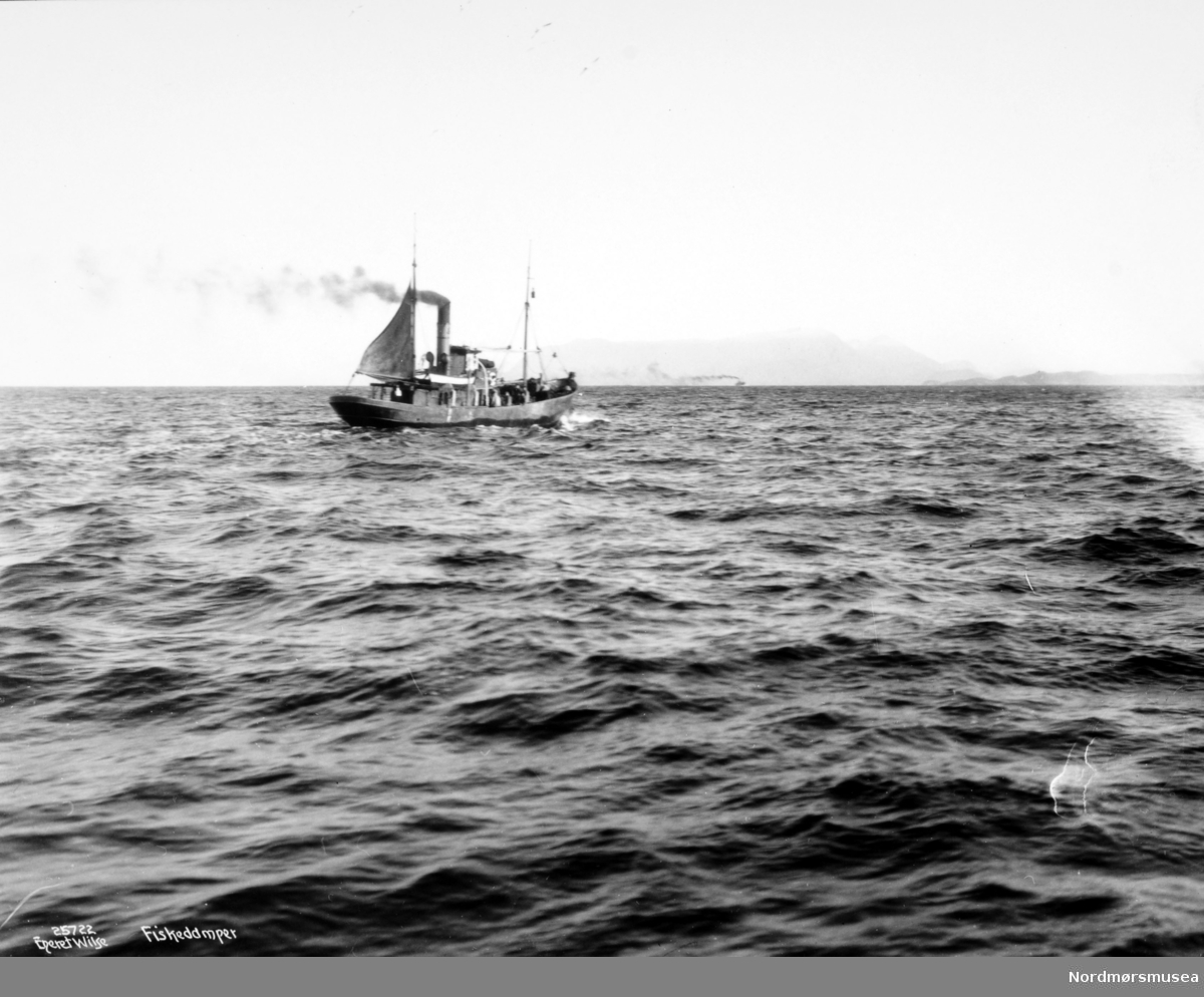 Foto nr. 25722 fra Anders Beer Wilses fotoarkiv, hvor vi ser en fiskedamper ute på sjøen. Fotoet er fra perioden rundt 1910-1930. Fra Nordmøre Museums fotosamlinger.
