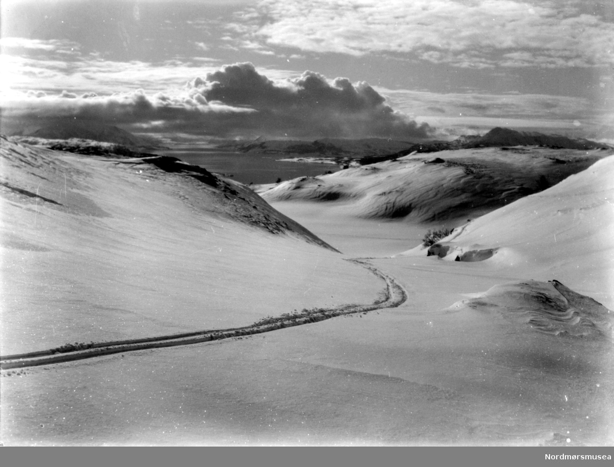 Fjell. skispor i snø. vinter. 
Datering er ukjent, men trolig omkring 1950 til 1960. Fra Nordmøre museums fotosamlinger, Myren-arkivet