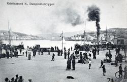 Postkort med tekst:  ";Kristiansund N.,  Dampskibsbryggen.";
