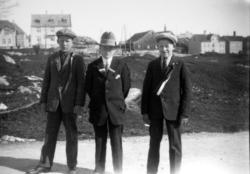 Guttene står i det som den gang var Konsul Knudtzons gate på