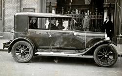 Foto av en flott bil fra omkring 1930 tallet. Det er ukjent 