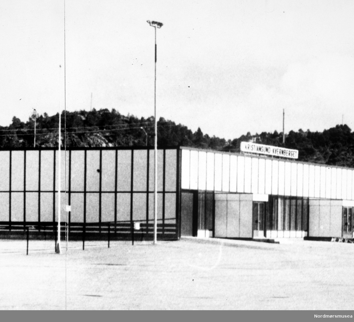 Foto fra flyplassen Kristiansund Kvernberget, trolig i tidene rundt åpningen i 1970. Fra Nordmøre museums fotosamlinger.
