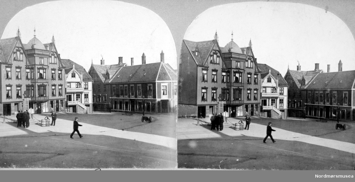 Et stereobilde fra Torget på Kirkelandet i det gamle Kristiansund, med Gluckstadgården helt til venstre på bildet. tønner. 
Fra Nordmøre Museums fotosamlinger.
