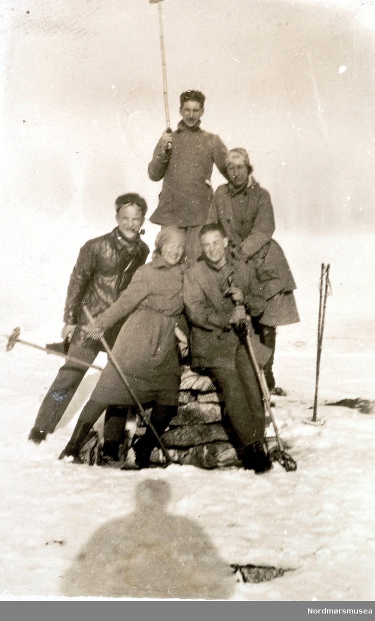 To kvinner og tre menn på skitur. Bildet er hentet fra fotoalbumet til Heide og kommer i serien med reg. nr. KMb-2008-022. Fra Nordmøre museums fotosamlinger. EFR2015
