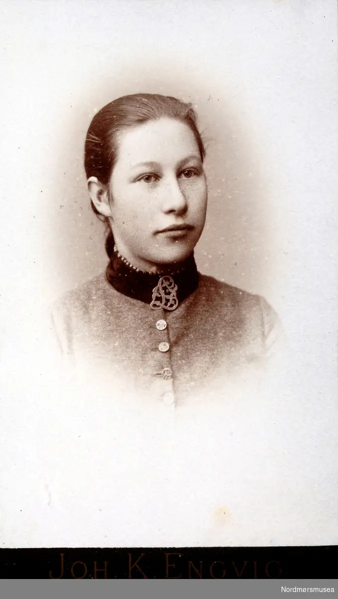 Portrett av en kvinne, trolig fra Kristiansund. Bildet er trolig tatt omkring 1890 til 1900. Fra Nordmøre museums fotosamlinger. EFR2015