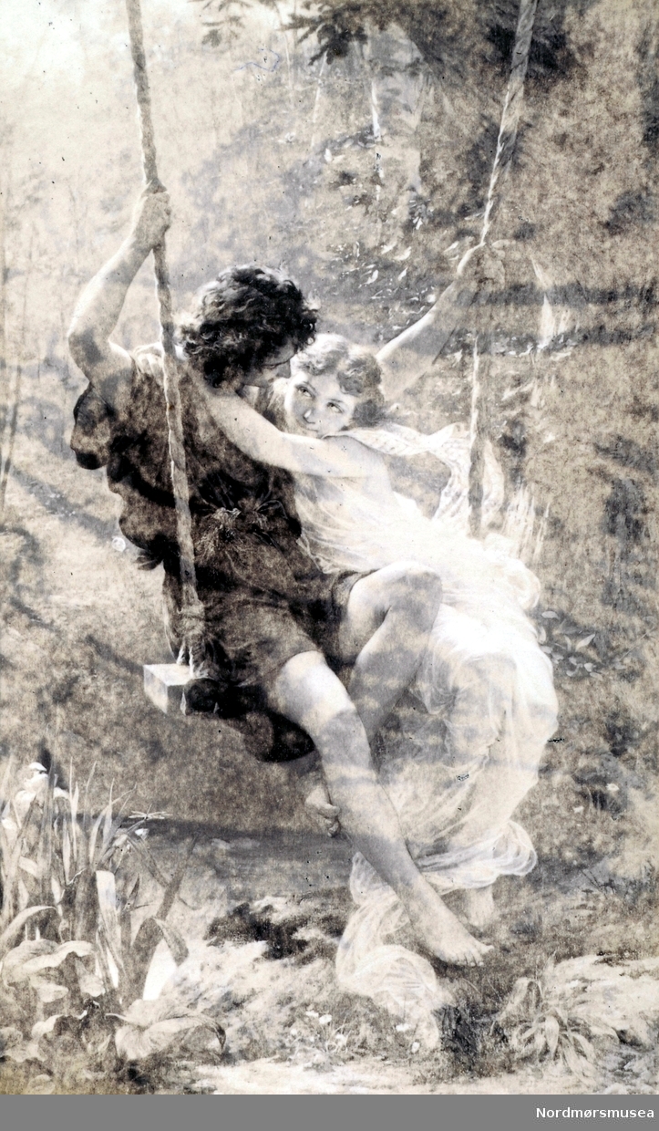 Litografi av kunsteren P. A. Cot med verket ";Le Printemps"; (Våren) og viser et par på en huske ute i naturen. Fra Nordmøre museums fotosamlinger. EFR2015