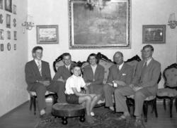 Familieportrett av familien B. Heide ifølge Nils Williams pr