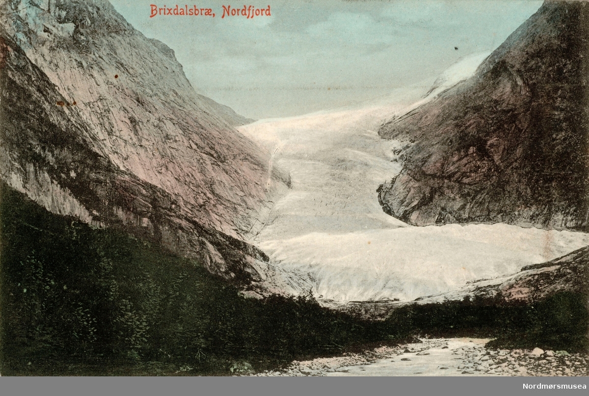 Postkort:"Brixdalsbræ, Nordfjord." Fra et album med skadde bilder og postkort fra inn og utland. Bildet gjengies som et eksempel på bildet som en museumsgjenstand. Fra Nordmøre Museums fotosamling. EFR2015