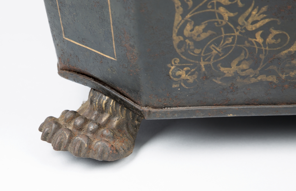 Liggende, ovalt motiv av lekende barn i vinterlandskap.