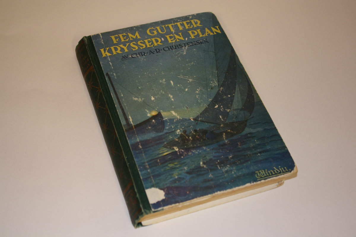 "Fem gutter krysser en plan" av Chr. A.R. Christensen. En spenningsroman, såkalt "guttebok" fra 1932. Utgitt på Windju Simonsens Forlag, Oslo.