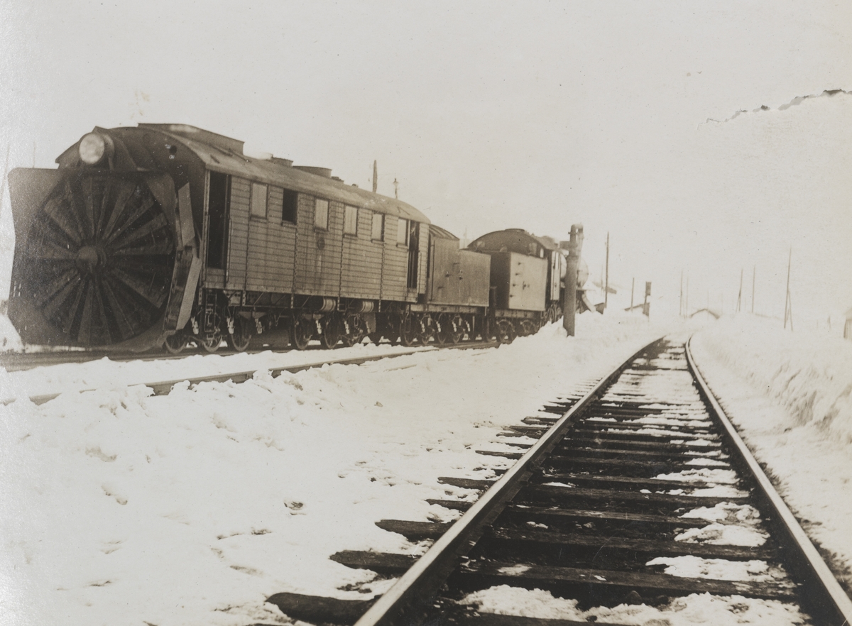 Roterende snøplog også kalt "Rota" og damplokomotiv type 22 på Finse stasjon.