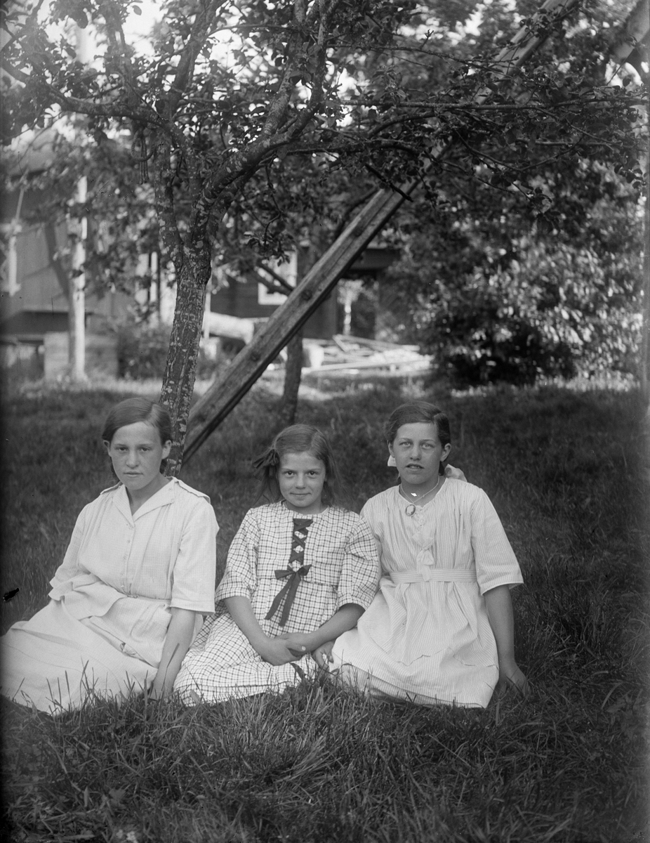 "Ester Södergren, Helmy Melberg och Ester Vallén", Altuna socken, Uppland 1920