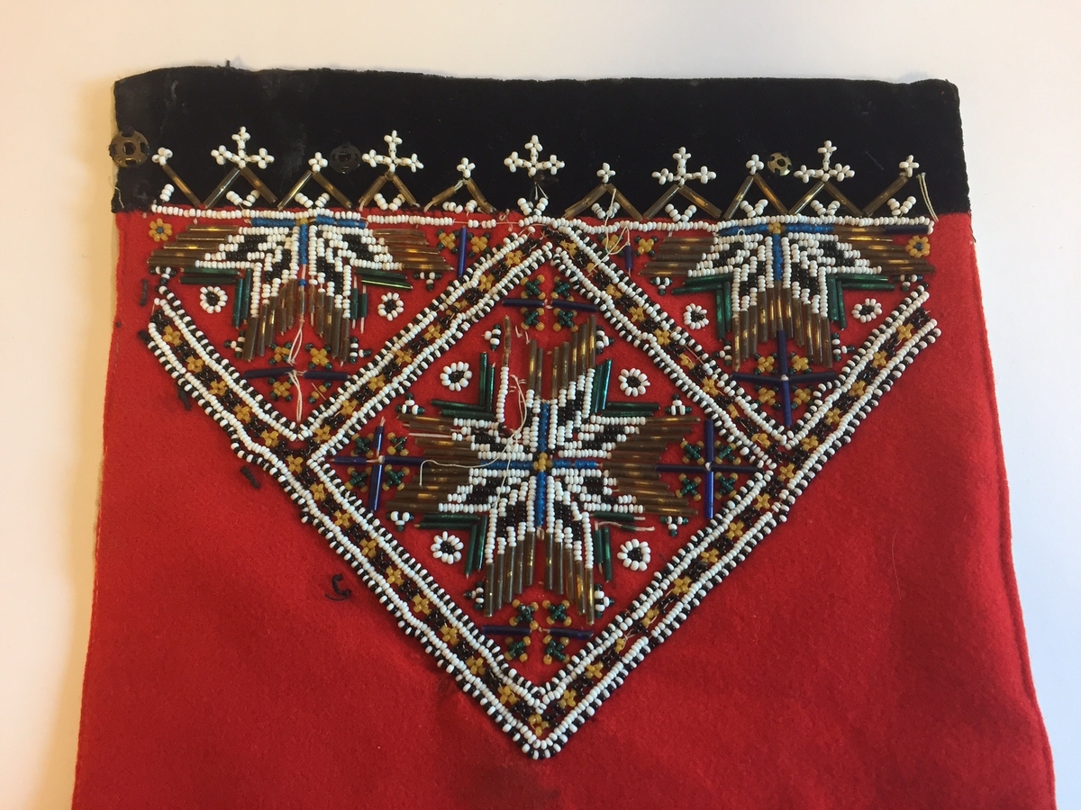 Lue, bryststykke/bringeduk og belte (C) til hardangerbunad, forkle (E) og skjorte (D) med hardangersømdetaljer.