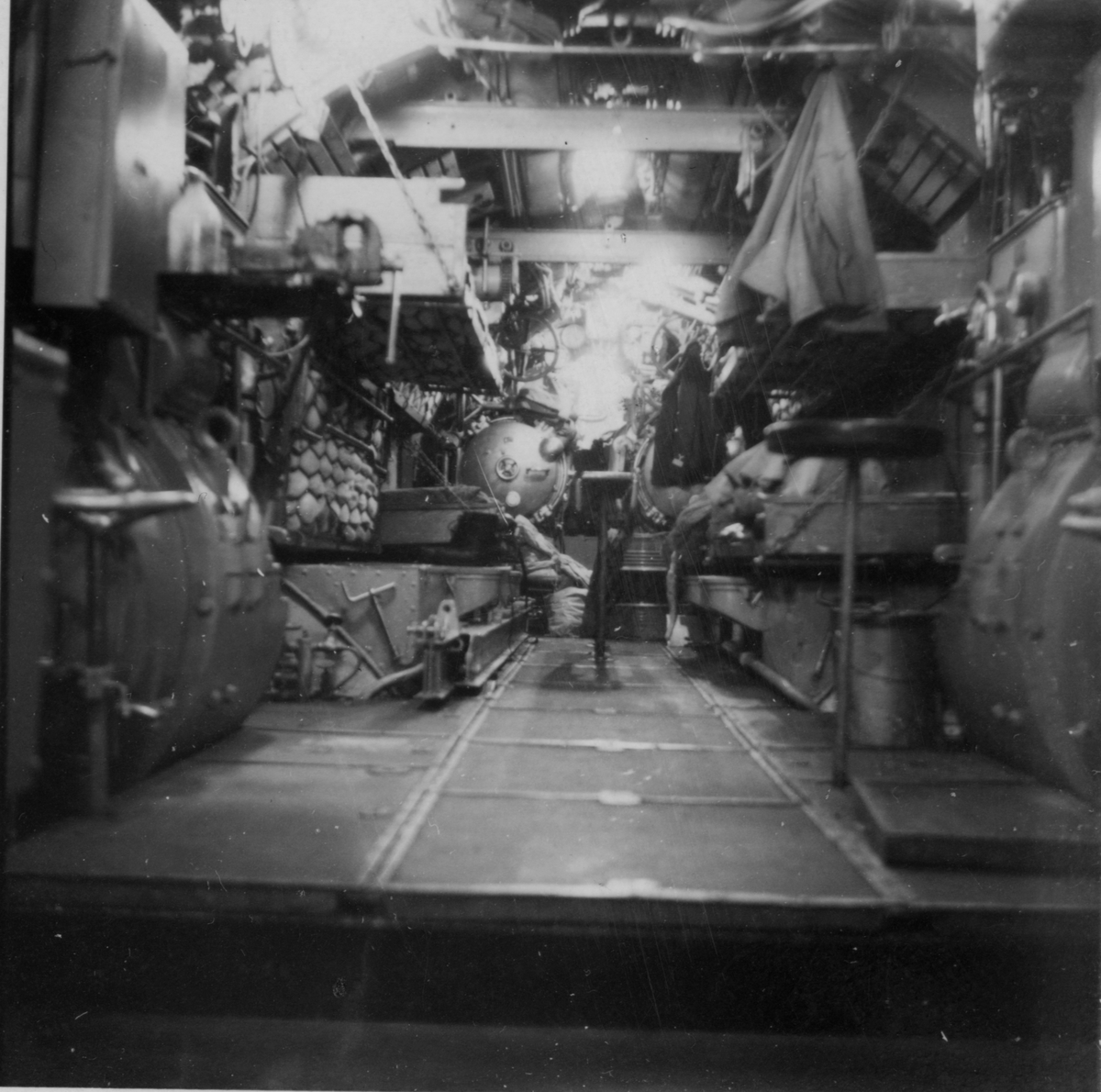 Lennart Wållberg Norrköping var förste kock på ubåten Neptun 1954 Neptuns långresa 1954.
Elektromotorrummet sett akterut. Tittar man noga kan man se åtta stycken kojor,  fyra på varje sida, dessutom två torpedtuber. Vid klargöring av torpederna fick ingen ligga i sin koj