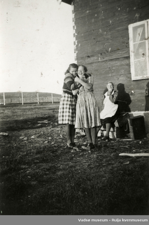 Anna og Jenny Kandola utenfor hjemmet i Kariel under krigen. Mor til jentene, Elisabeth, sitter i ba