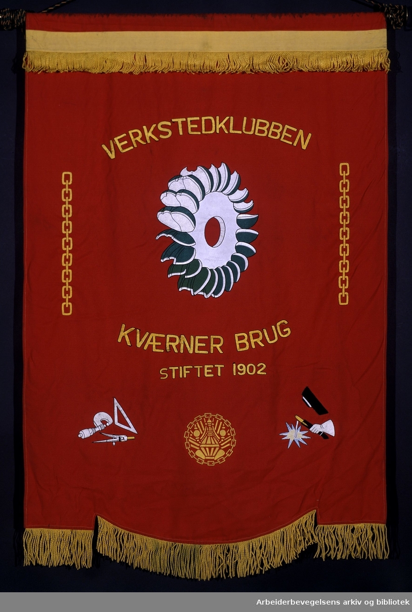 Verkstedklubben Kværner Brug.Stiftet 1902..Forside..Fanetekst: Verkstedklubben Kværner Brug. Stiftet 1902. ..Baksiden er lik.