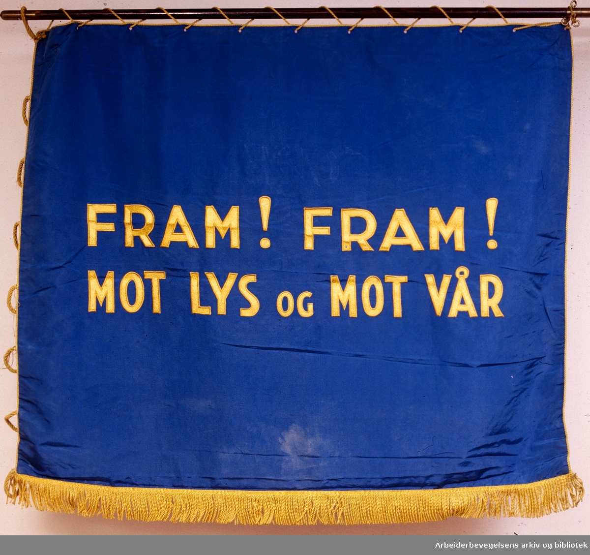 Pelsarbeidernes fagforening.Stiftet 29. januar 1929..Bakside..Fanetekst: Fram! Fram! Mot lys og mot vår..