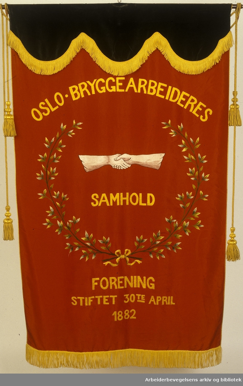 Oslo bryggearbeideres forening.stiftet 30. april 1882..Bakside..Fanetekst: Oslo Bryggearbeideres forening.Stiftet 30. april 1882. Samhold
