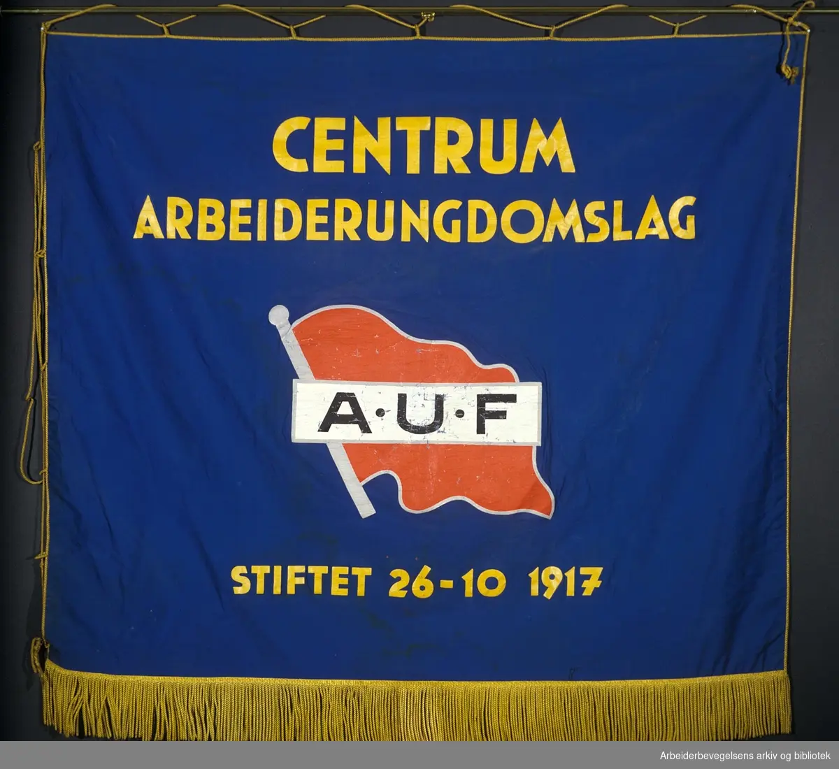 Centrum arbeiderungdomslag.Stiftet 26. oktober 1917..Forside..Fanetekst: Centrum Arbeiderungdomslag.Stiftet 26 - 10 1917