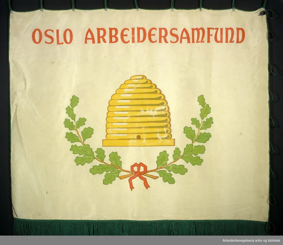 Oslo Arbeidersamfund.Stiftet 17. februar 1864..Bakside..Fanetekst: Oslo Arbeidersamfund