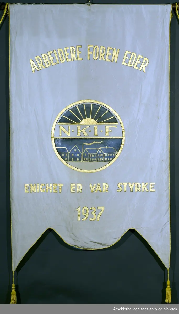 Ski kjemisk industriarbeiderforening.Stiftet 1924..Bakside..Fanetekst: Arbeidere foren eder NKIF.Enighet er vår styrke.1937.