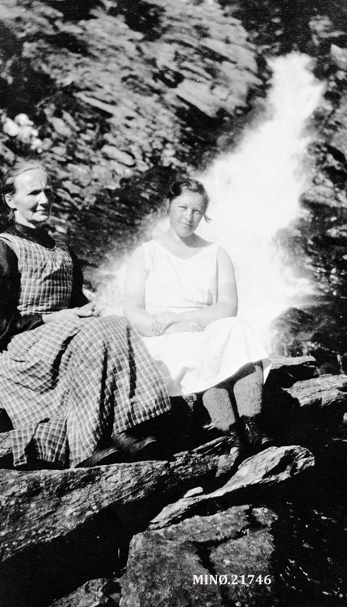 To kvinner foran liten foss. Goro Iversdatter Strømsøyen (født Nygård) og Hulda Fuglerud Bygdøy