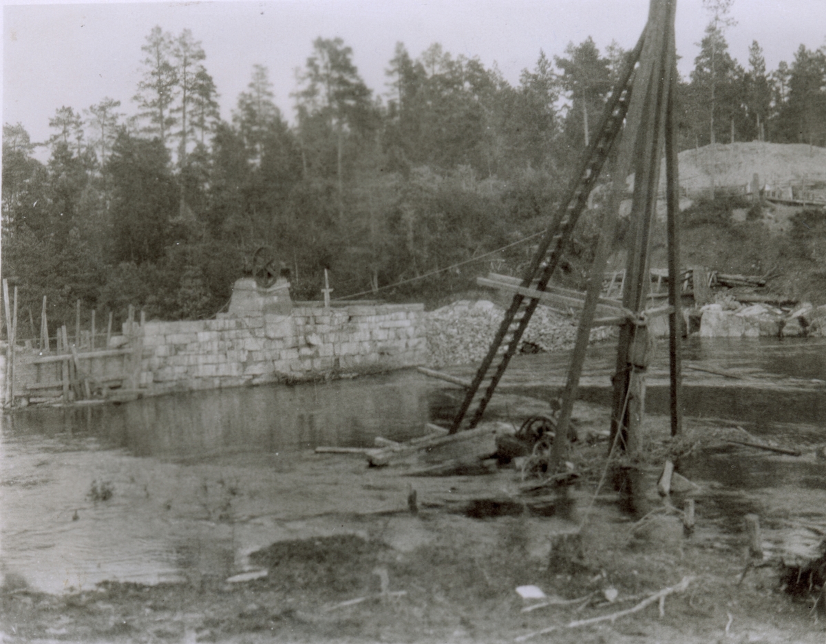 Bygningsarbeid av fangdam. Sannsynligvis 1920 - 1921