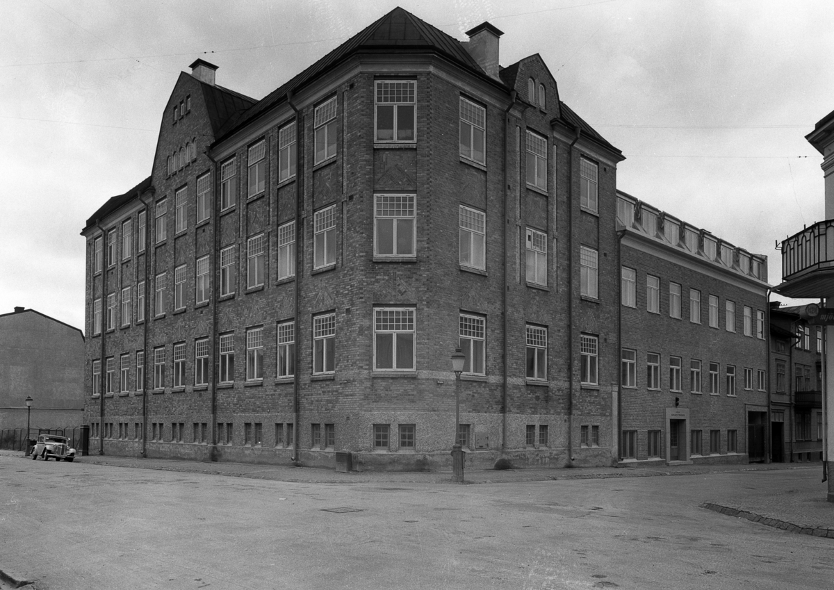 Värmlands Trikåfabrik i korsningen Sveagatan - Herrhagsgatan i Karlstad. Fyravånings industribyggnad i tegel.