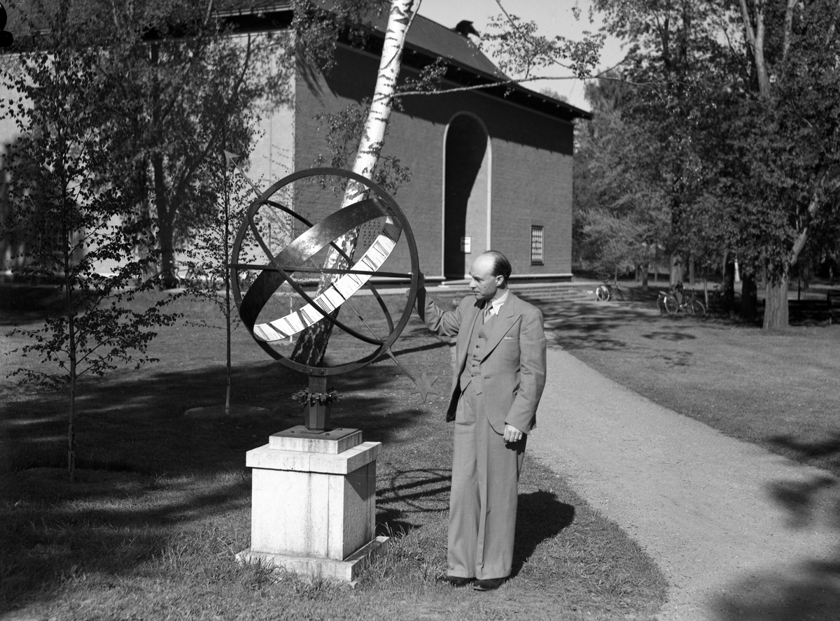 En gåva till museet? Helge Kjellin och ett solur 1946.