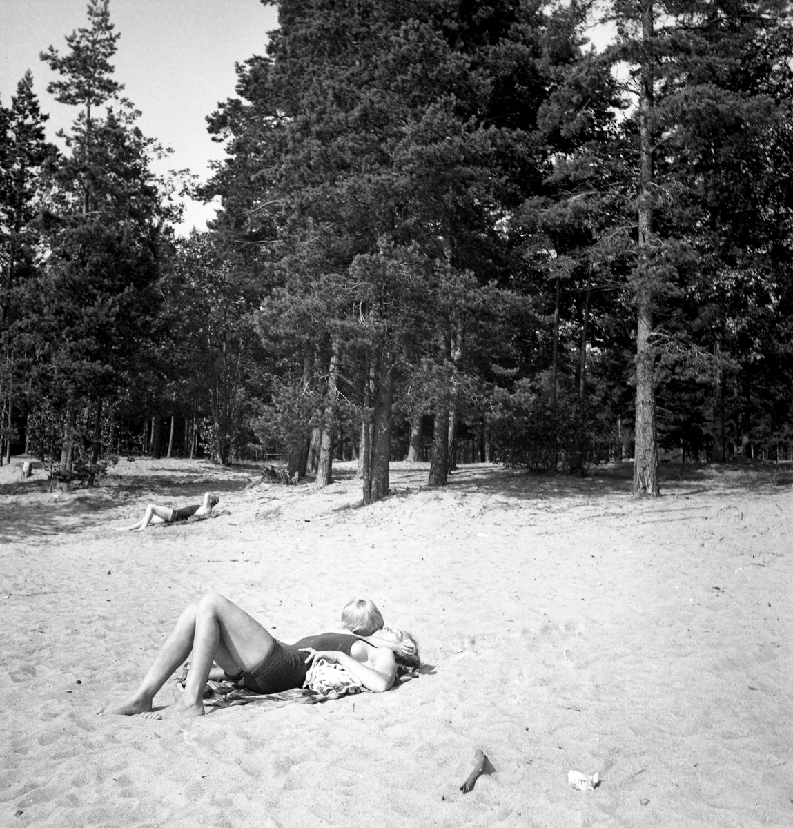 Sköna dagar på stranden, i Vänern eller vid tältet den sista sommaren före kriget, här Bomstadbaden.