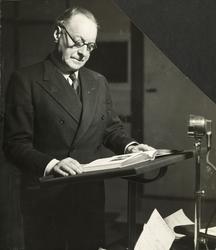 David Knudsen leser i radio.